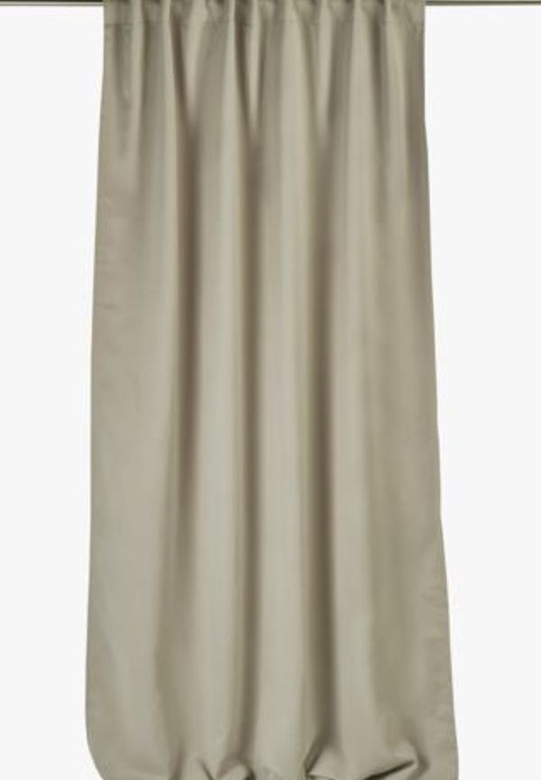 Beige hemtex-gardin i modern modell.