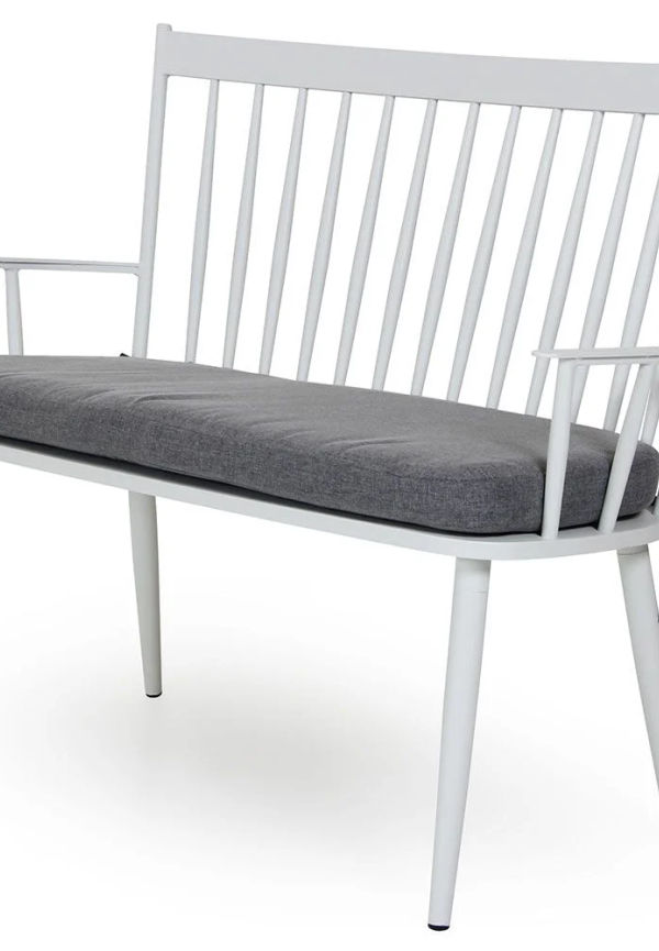 Klassisk vit soffa i aluminium från Brafab.