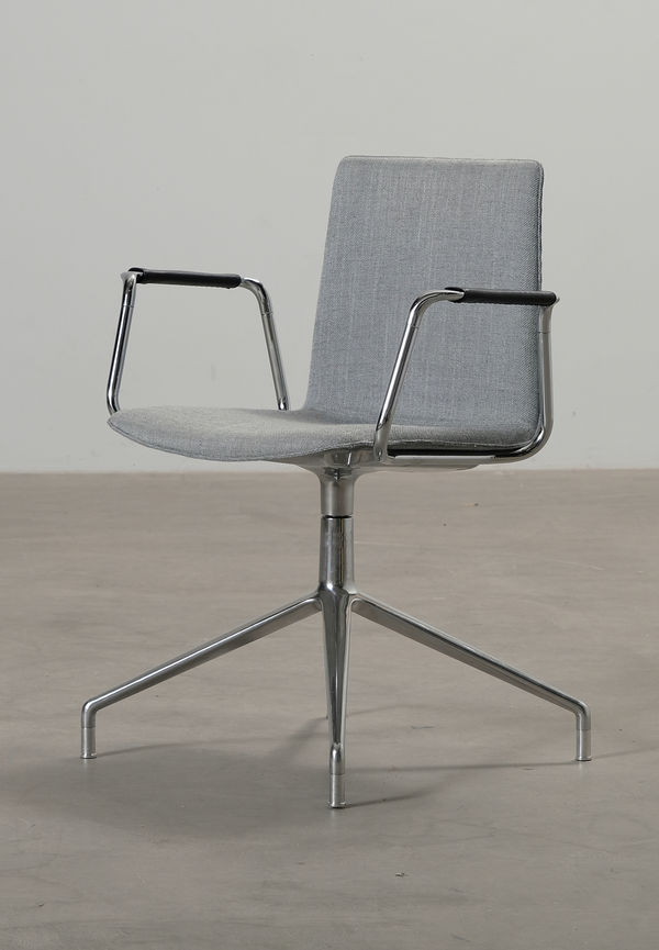 Otroligt fin konferensstol i grått från Andreu World.