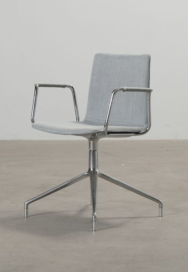 Moderiktig konferensstol 2025 från Andreu World.