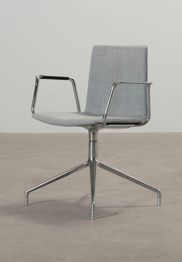 Stilren konferensstol i grått från Andreu World.