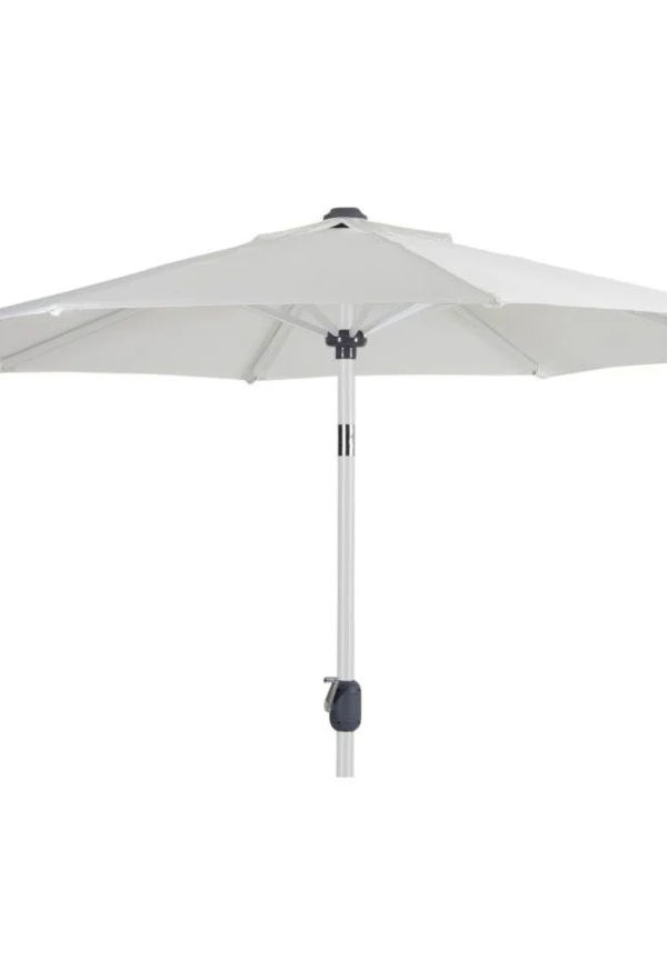 Vit Brafab-utemöbel i mysig modell.