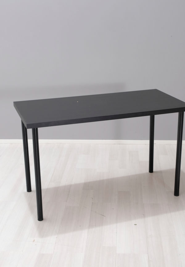 Superfin svart bord 2025 från No brand.