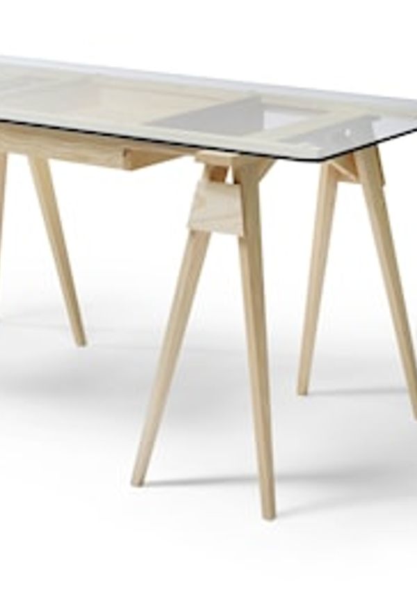 Modern skrivbord i ek från Design House Stockholm.