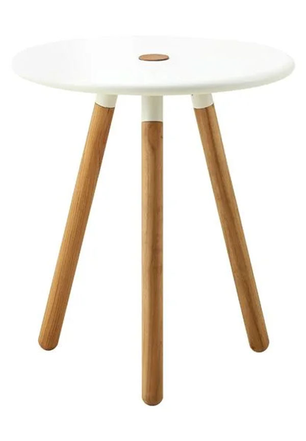 Stilriktig sidobord i vitt från Cane-Line.