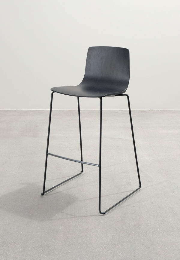 Vacker barstol i svart från Arper.