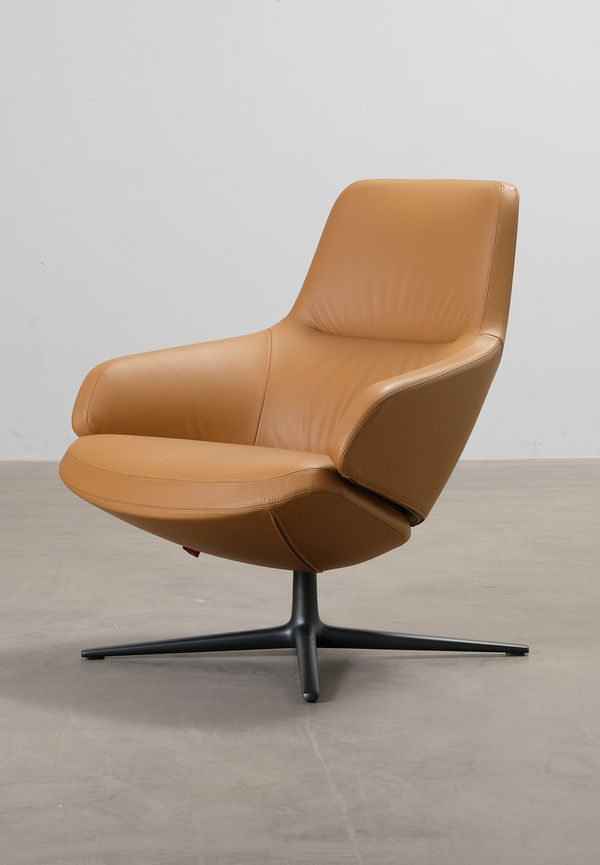 Riktigt fin brun fåtölj 2025 från Arper.