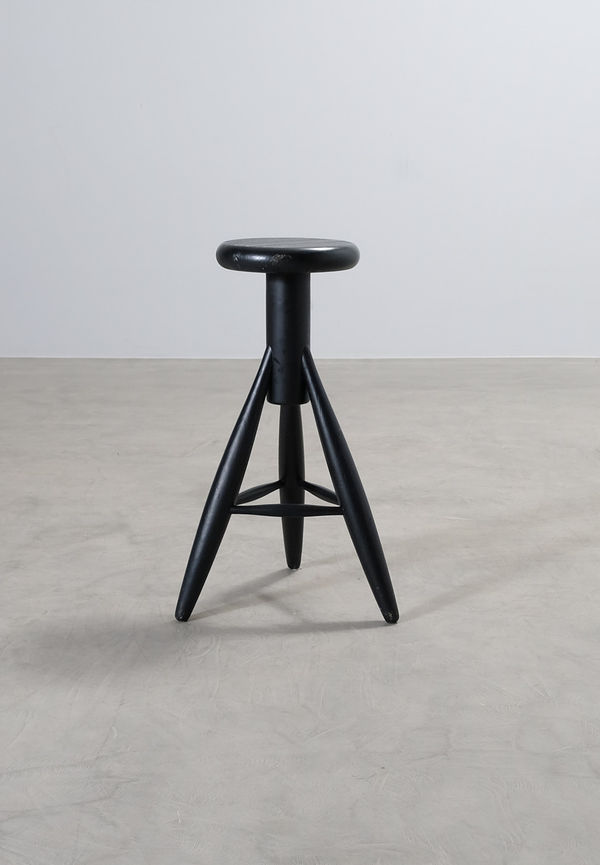 Stilriktig svart barstol 2025 från Artek.