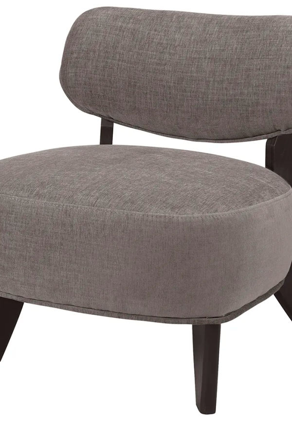 Fåtölj i ek som passar perfekt till sommaren 2025!