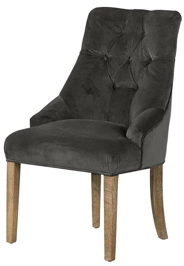 Skön Stol som passar bra vid många olika tillfällen.