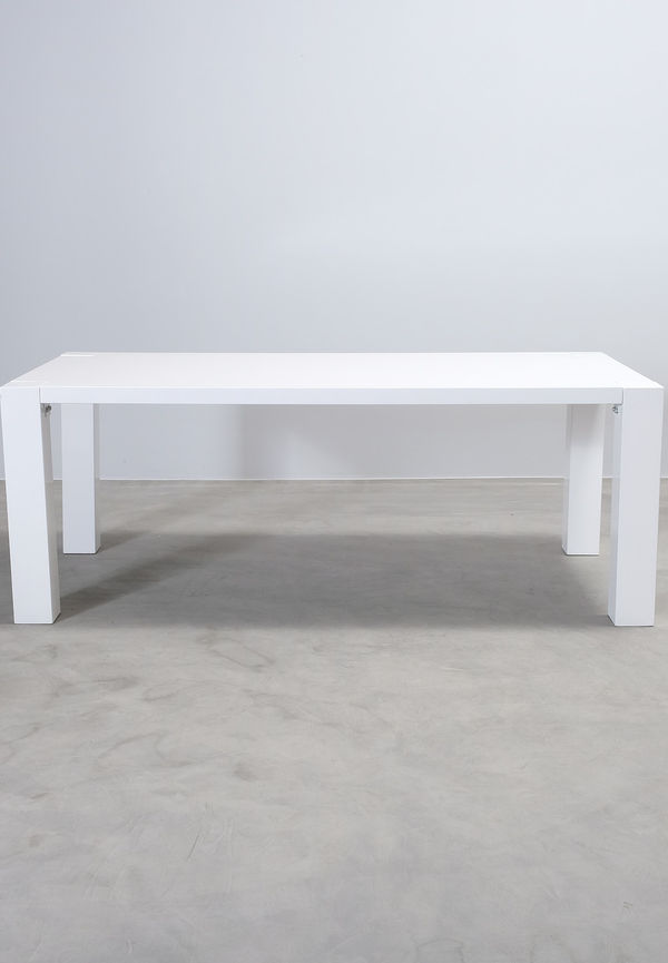 Riktigt trendig vit matbord 2025 från Asko.