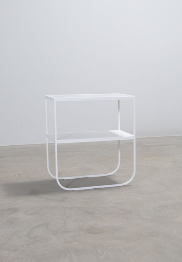 Fantastiskt fin sidobord i vitt från Asplund.