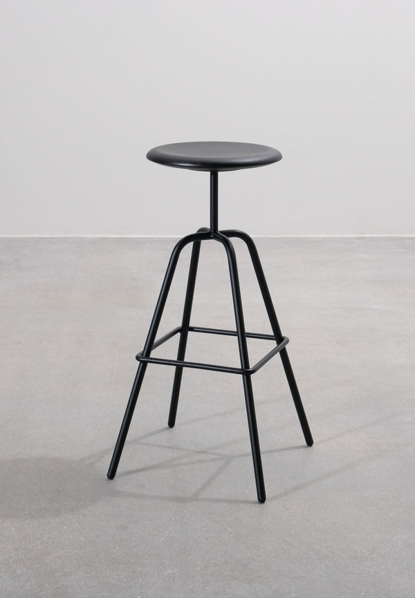 Komfortabel svart pall 2025 från No brand.