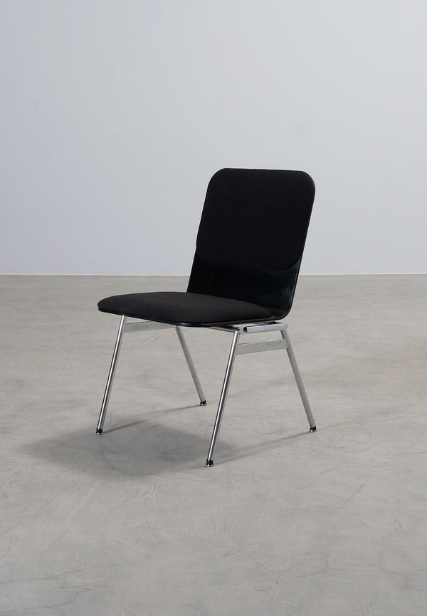 Elegant konferensstol 2025 från Yrjö Kukkapuro Design.