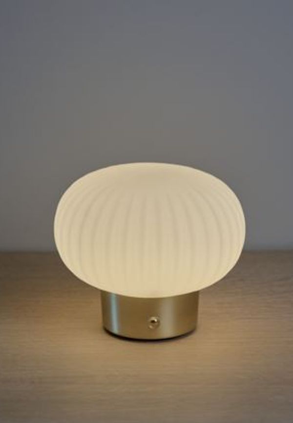 Skön lampa 2025 från hemtex.