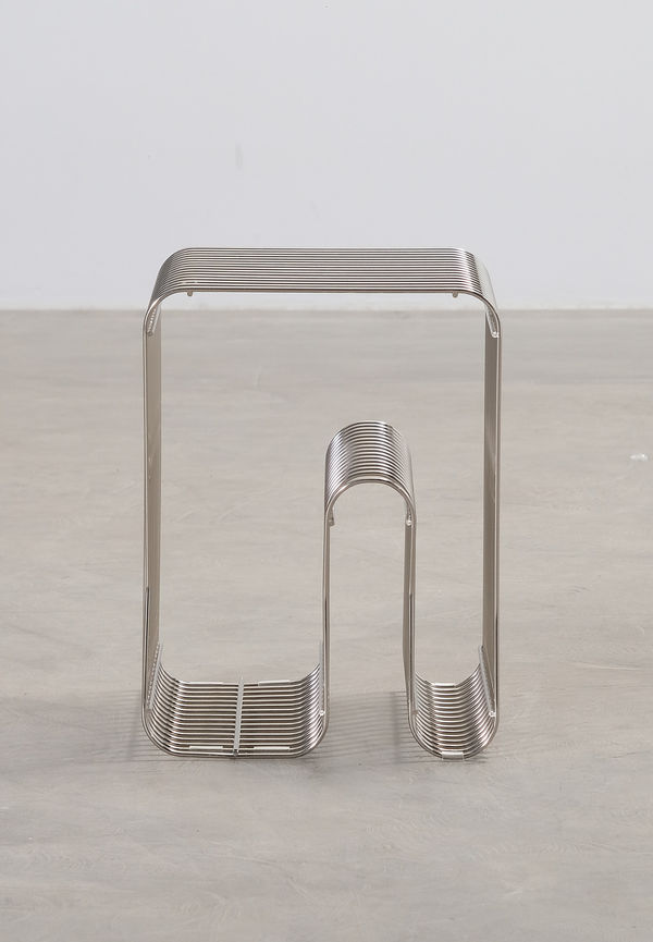 Silver AYTM-sidobord i fantastiskt fin modell.