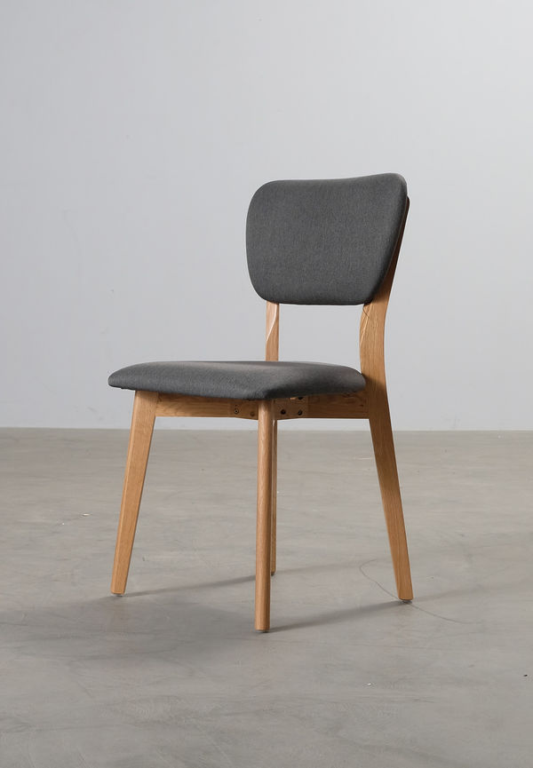 Fin stol i grå färg gjord i ek.