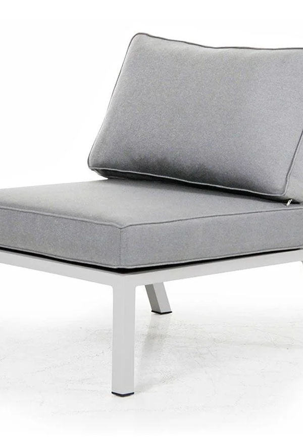 Söt utemöbel i vit färg gjord i aluminium.