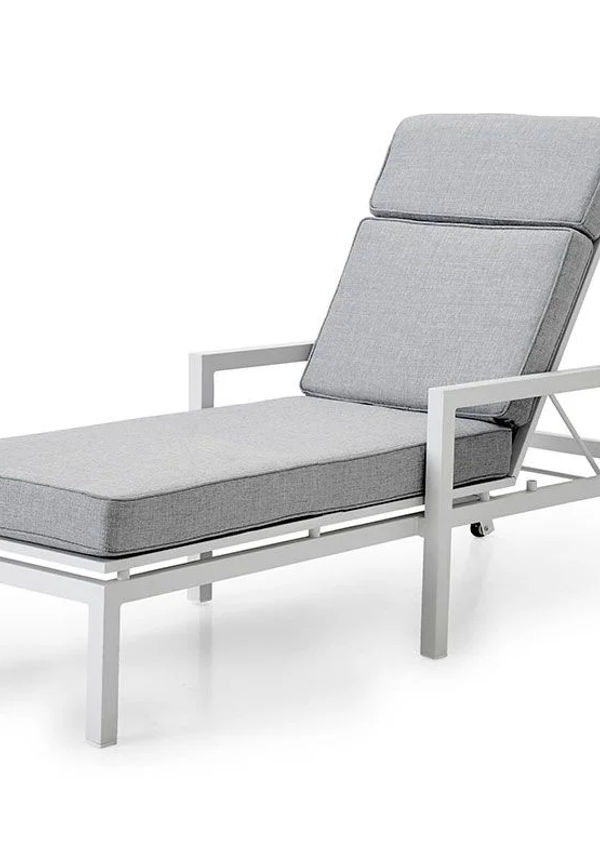 Vit Brafab-aluminiummöbel i vacker modell.