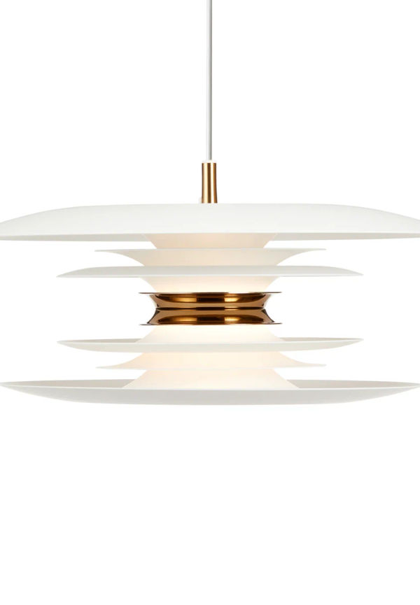 Vit Belid lampa som passar perfekt till sommaren 2025!