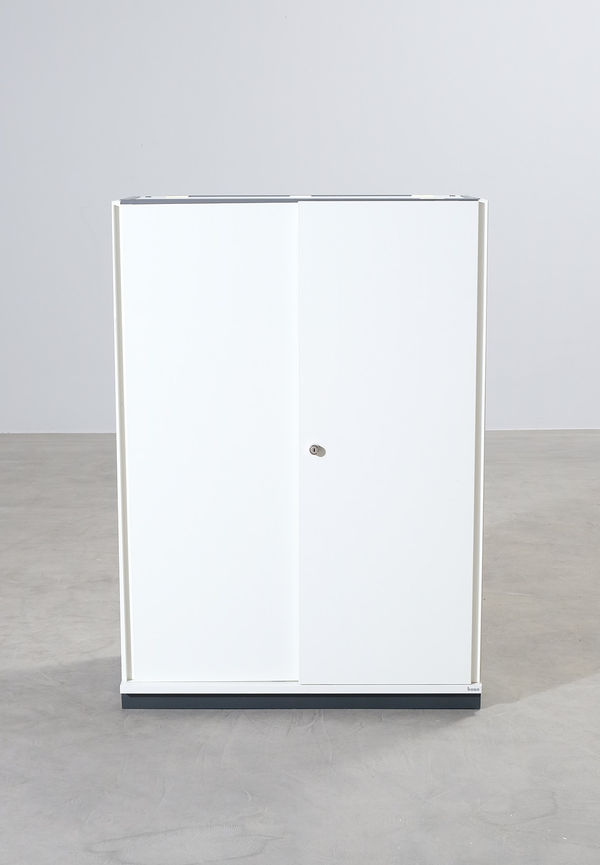 Söt skåp i vitt från Bene.