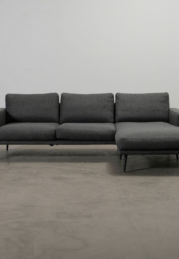 Grå BoConcept-divansoffa i otroligt snygg modell.