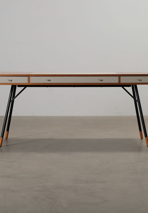 Trendig skrivbord 2025 från BoConcept.