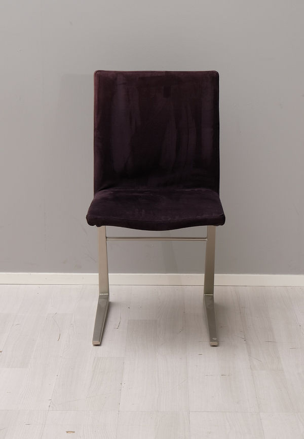 Komfortabel svart matstol 2025 från BoConcept.