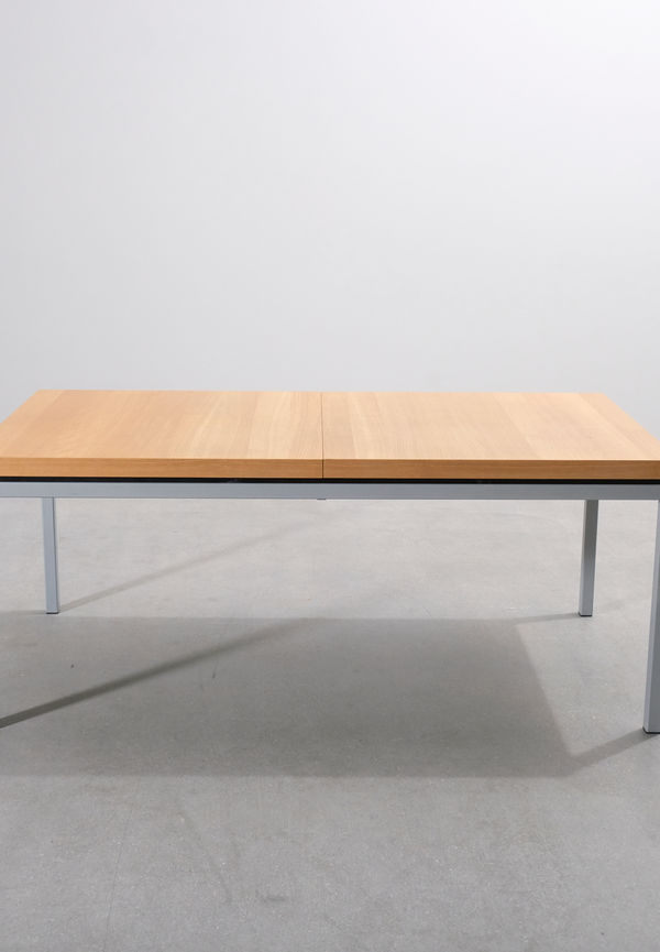 Snygg matbord i ek från BoConcept.