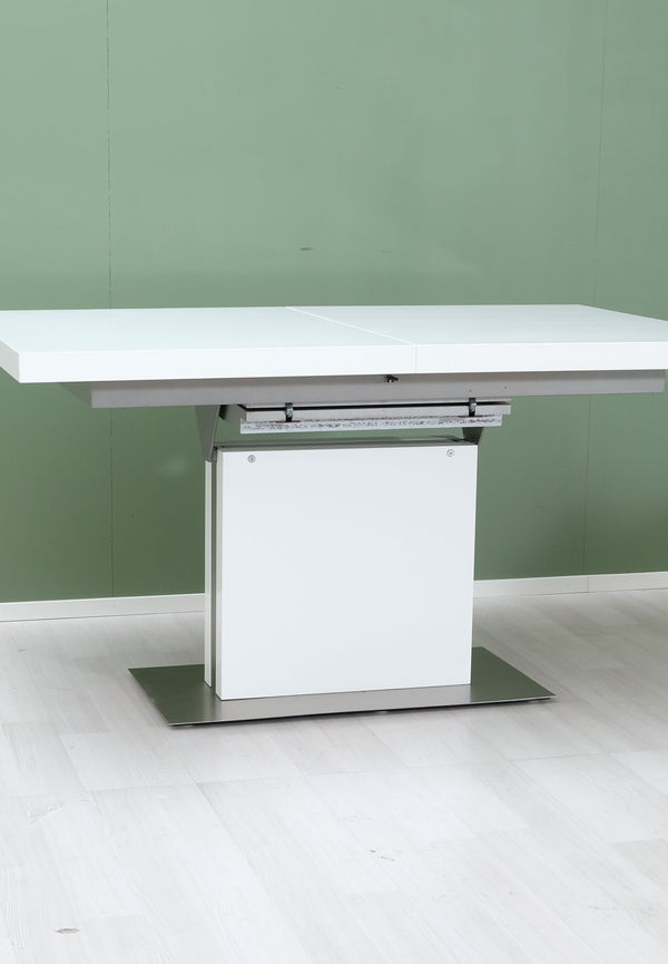 Riktigt trendig matbord 2025 från BoConcept.