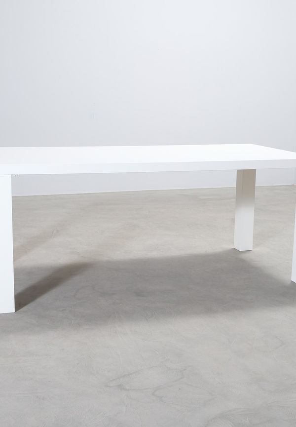 Jättesnygg vit bord 2025 från BoConcept.