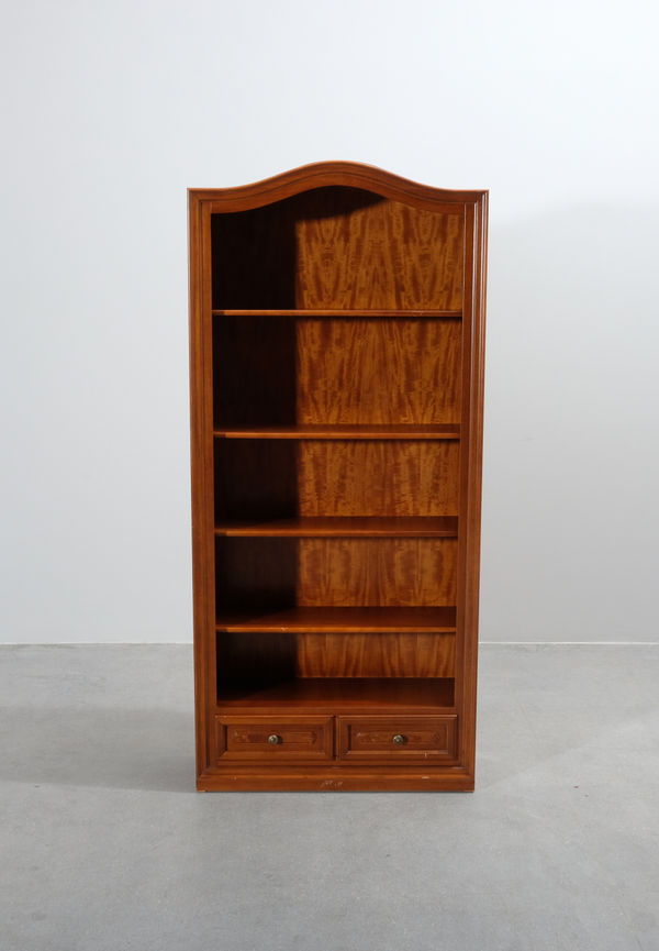 Modern brun hylla 2025 från No brand.