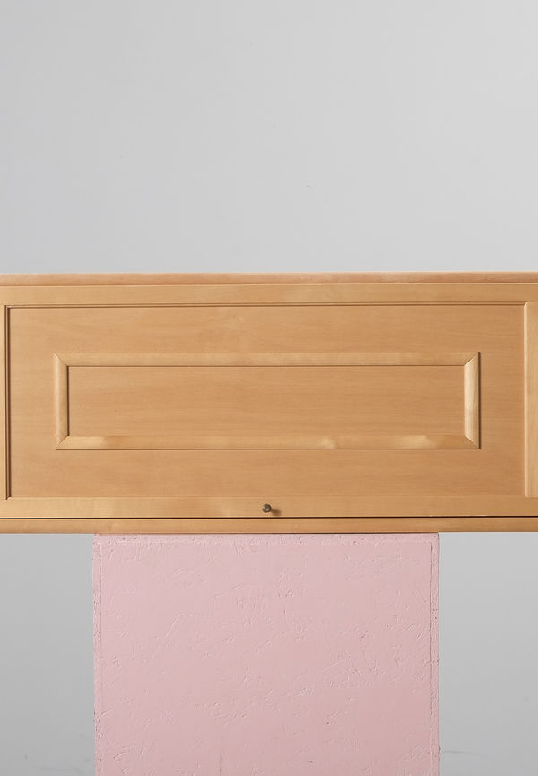 Komfortabel vitrinskåp 2025 från Boknäs.