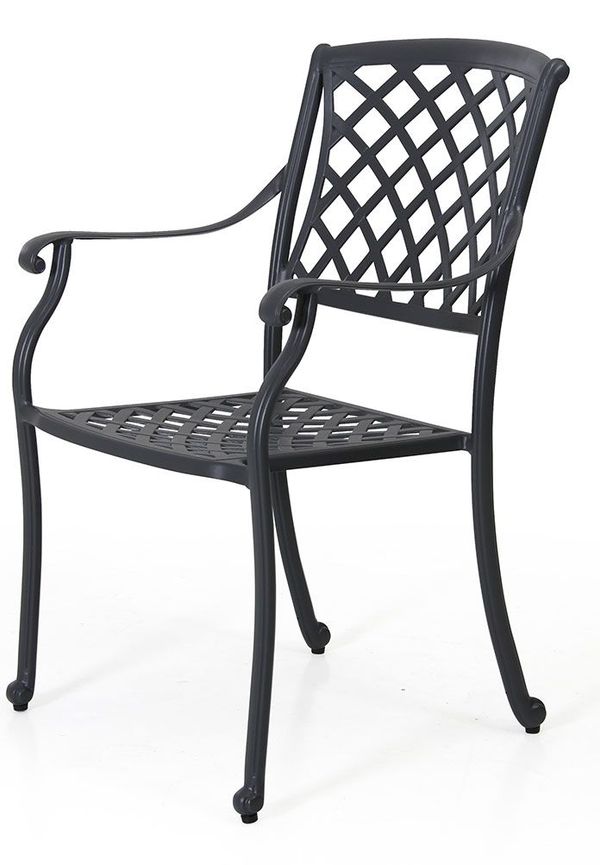 Moderiktig Stol som passar bra vid många olika tillfällen.