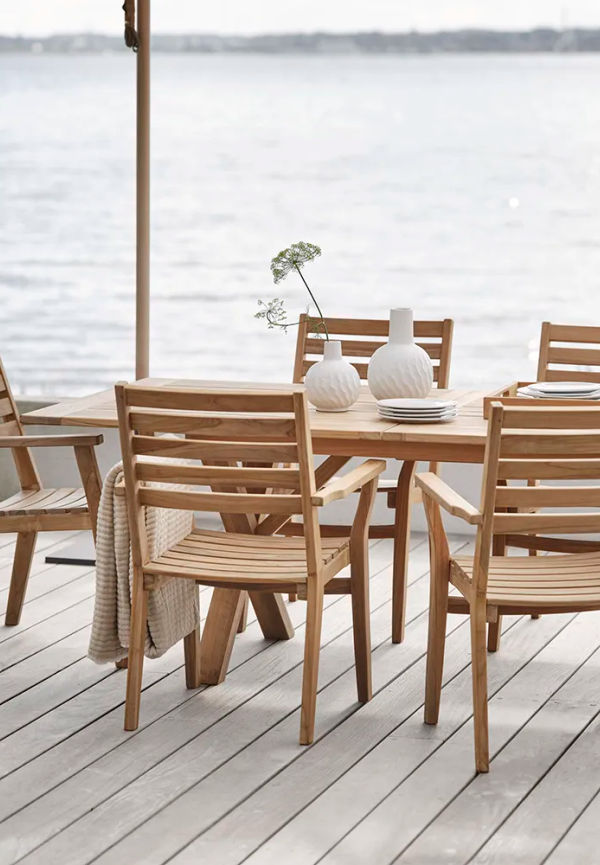 Smickrande matbord i teak från Brafab.