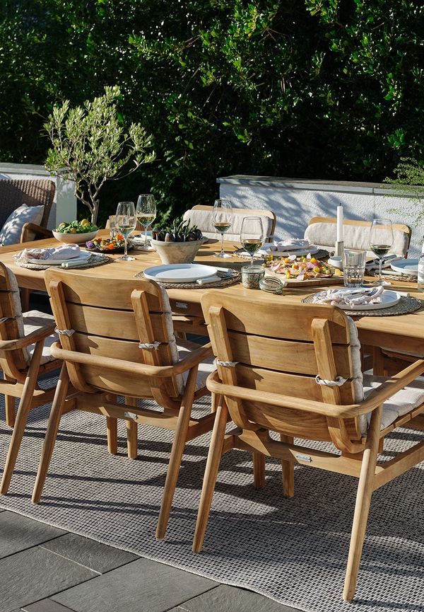 Moderiktig brafab matgrupp i sandfärgad färg gjord i teak.