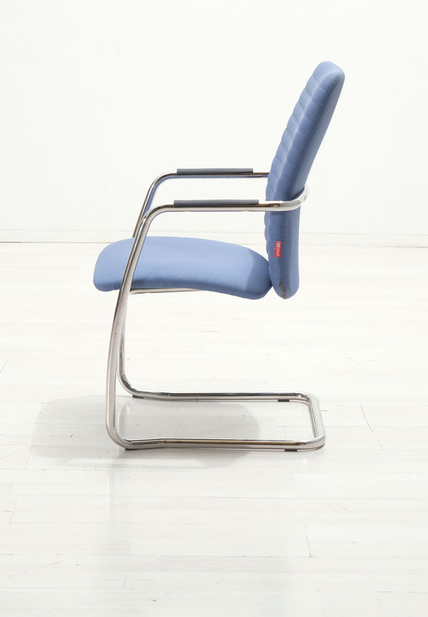 Modern konferensstol i blått från No brand.