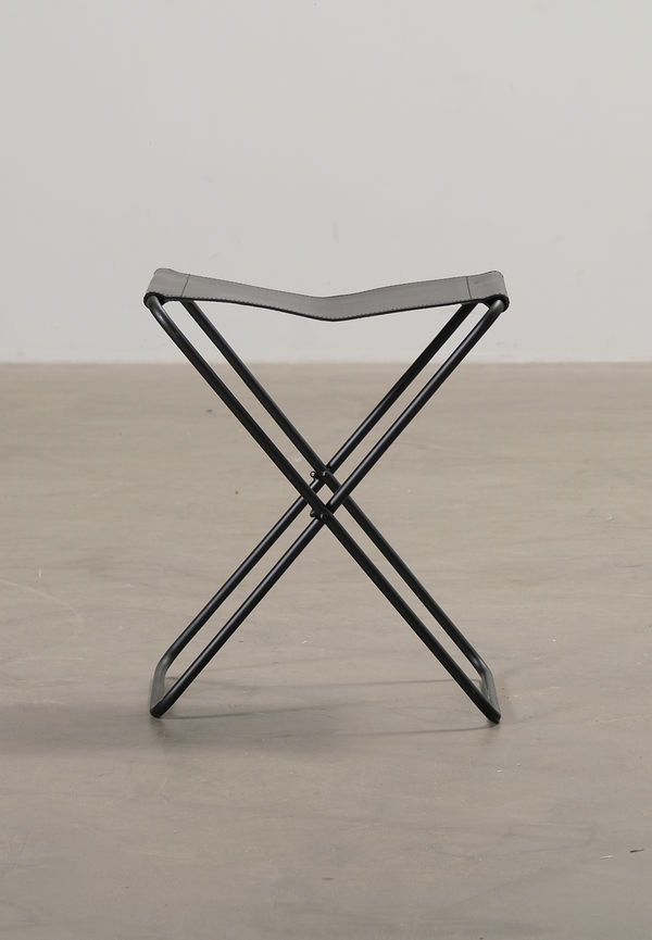 Vacker svart pall i läder från Broste Copenhagen.