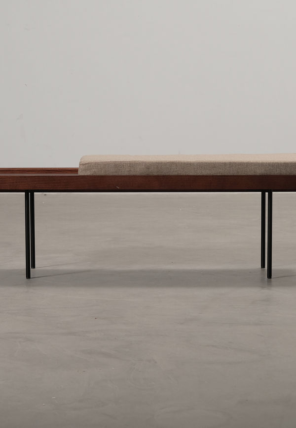 Smickrande valnötsbord i brunt från Burrow.