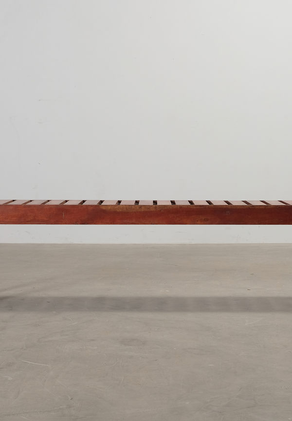 Brun bänk som passar perfekt till hösten 2025!