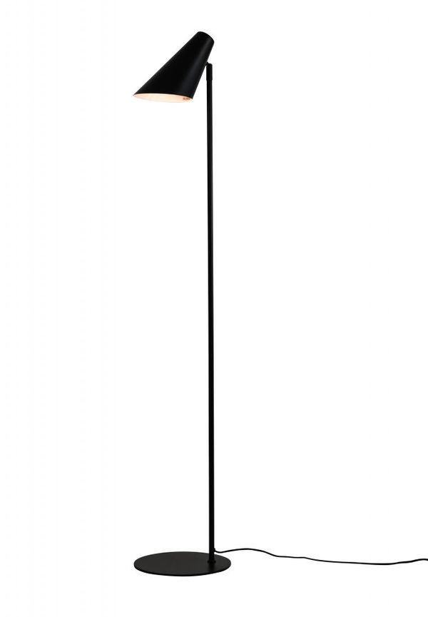 Moderiktig golvlampa 2025 från Dyberg Larsen.