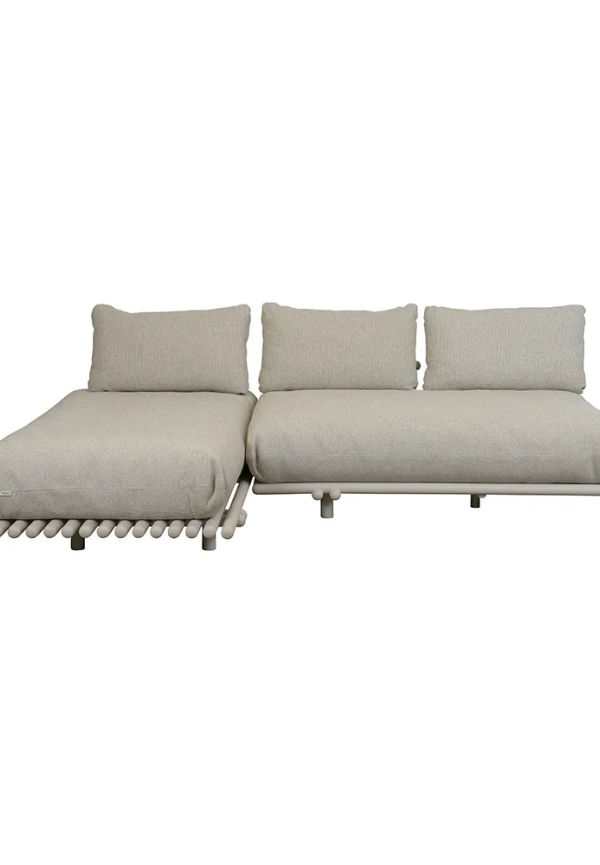 Jättefin soffa i aluminium från Cane-Line.