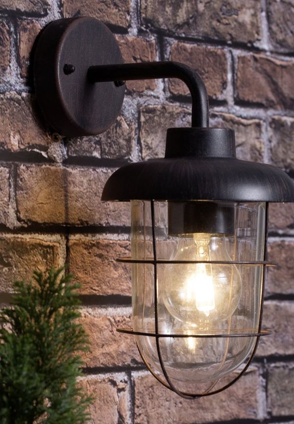 Härlig vägglampa 2025 från Brilliant.