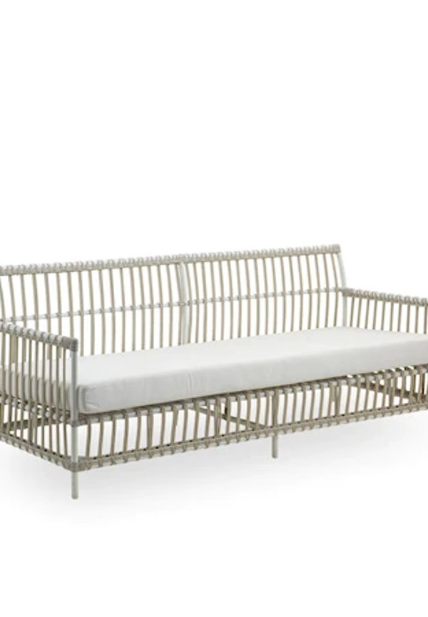 Ikonisk vit möbel i aluminium från Sika Design.