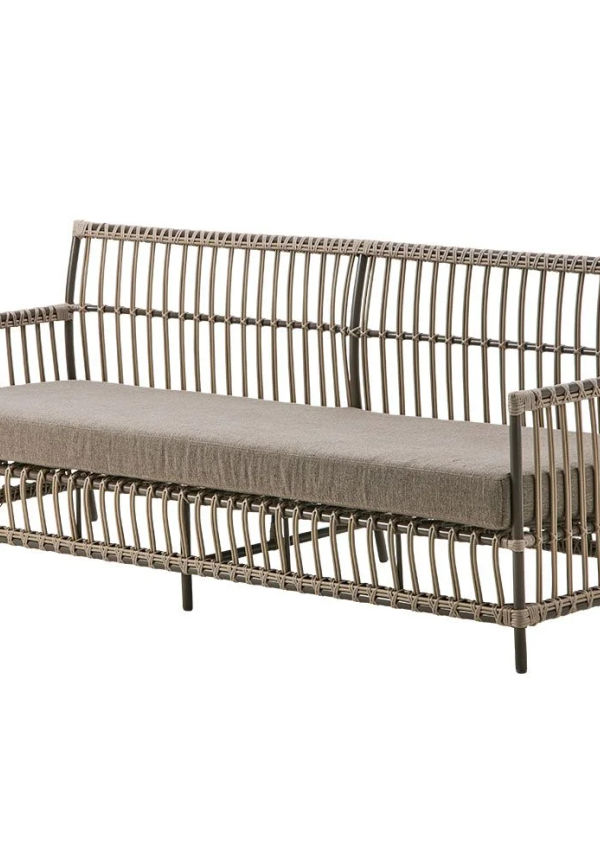 Otroligt fin soffa i aluminium från Sika Design.