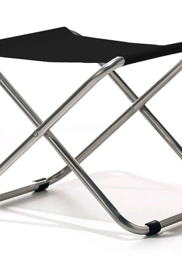 Otroligt fin fotpall i svart färg gjord i aluminium.