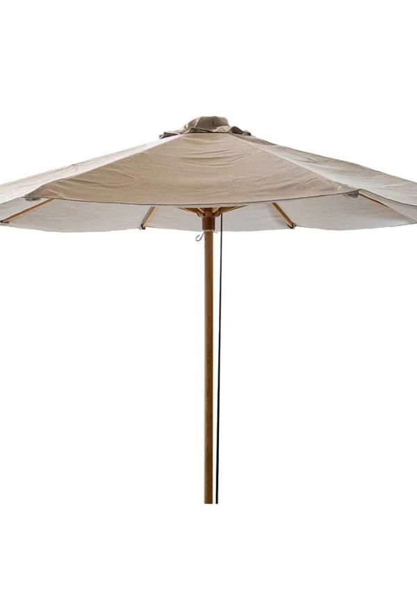 Stilren utemöbel i beige färg gjord i teak.