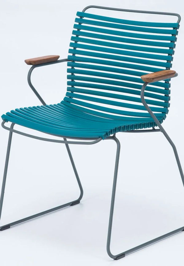 Jättesnygg Stol som passar bra vid många olika tillfällen.