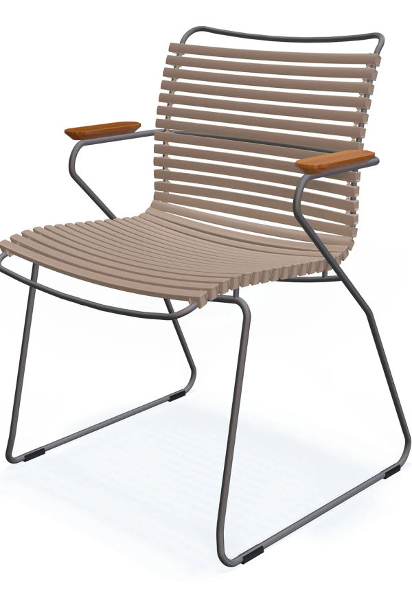 Riktigt trendig karmstol i aluminium från Houe.