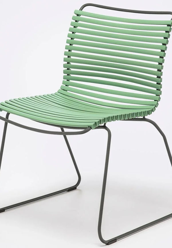 Komfortabel aluminiumkarmstol 2024 från Houe.